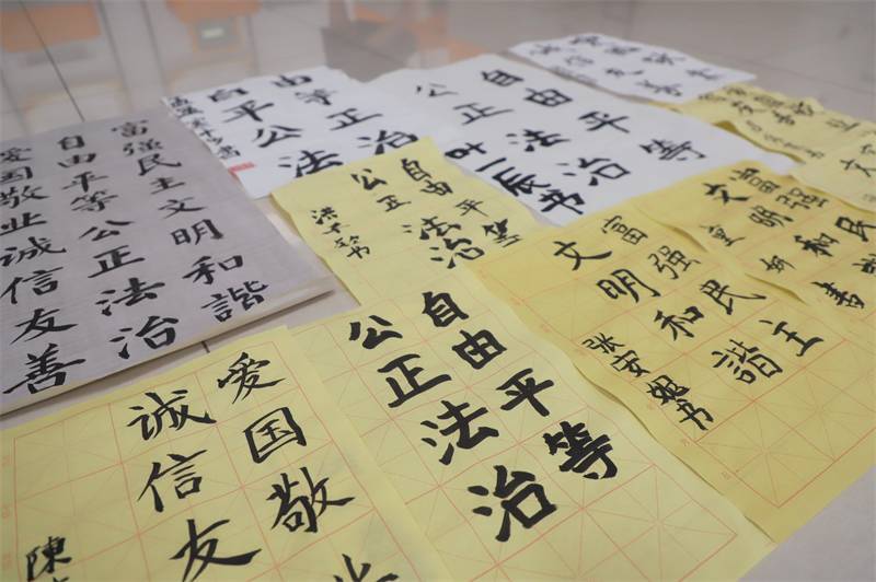 2021年7月10日，鄂州市科協(xié)組織蓮花小學(xué)學(xué)生在鄂州市科技館開展社會(huì)主義核心價(jià)值觀系列活動(dòng)，圖為開展的遨游翰墨筑夢(mèng)華夏書法活動(dòng)，學(xué)生作品.jpg