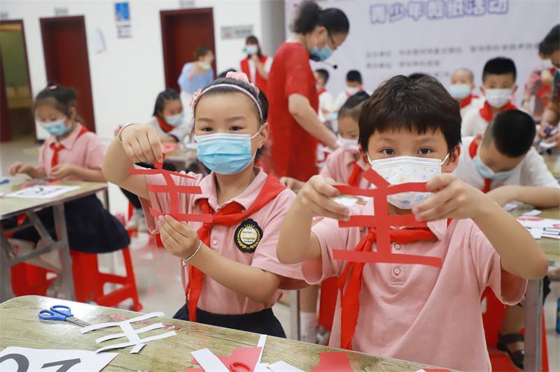 2021年7月10日，鄂州市科協(xié)組織落駕坪小學(xué)學(xué)生在鄂州市科技館開展社會主義核心價值觀系列活動，圖為開展的紅色剪影圓夢中華剪紙活動，同學(xué)們展示自己的半成品.jpg