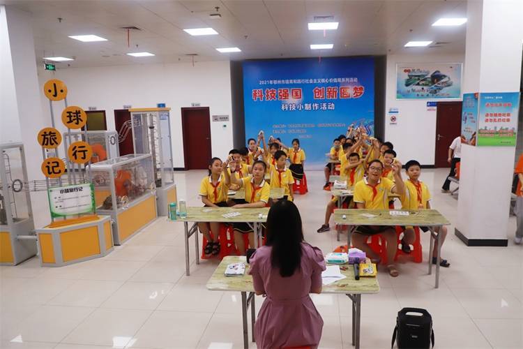 2021年7月9日鄂州市科協(xié)組織新民街小學(xué)學(xué)生在鄂州市科技館開展社會主義核心價值觀系列活動，圖為開展的科技創(chuàng)新圓夢中華科技小制作活動，孩子們一起展示自己的作品.jpg