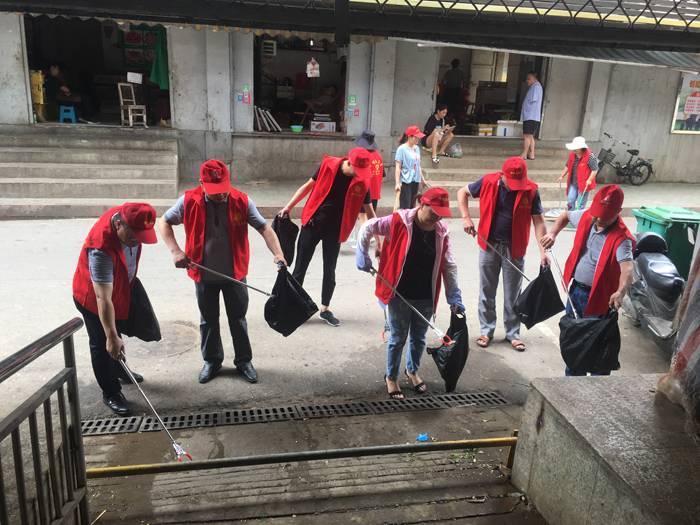 圖為6月28日，市科協(xié)副主席陳少斌（右一）帶領(lǐng)科普志愿者在考棚社區(qū)十字街路開(kāi)展衛(wèi)生大掃除。.JPG