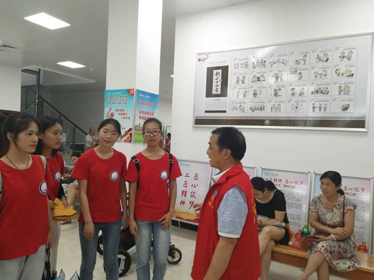 2019年7月28日，市科技館組織武昌理工學(xué)院知行書(shū)苑支教隊(duì)20名志愿者參觀科技館，并開(kāi)展社會(huì)主義核心價(jià)值觀教育實(shí)踐活動(dòng)。圖為市科技館志愿者對(duì)參觀人員宣傳社會(huì)主義核心價(jià)值觀.jpg