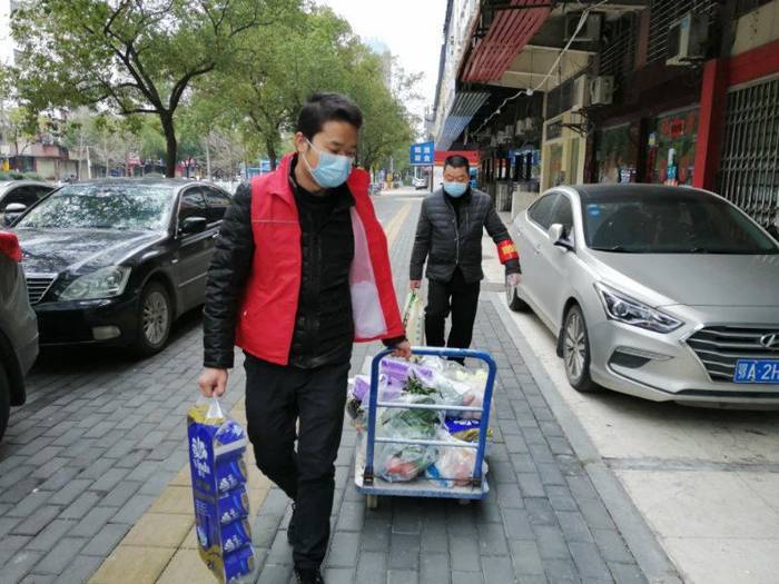 疫情期間，市科協(xié)給社區(qū)困難群體發(fā)放生活物資 (1).jpg