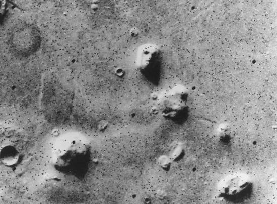 火星上的臉 圖片來源：Viking 1， NASA - Viking 1 Orbiter， image F035A72 （Viking CD-ROM Volume 10）